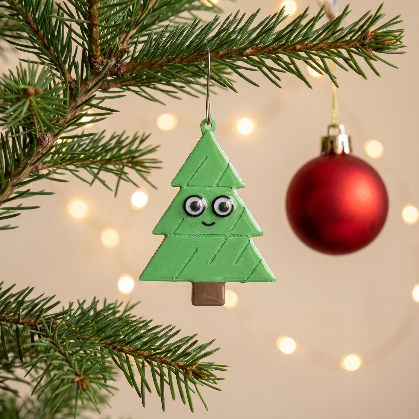 Le magnet Pin Floyd accroché dans le sapin, à côté d'une boule rouge
